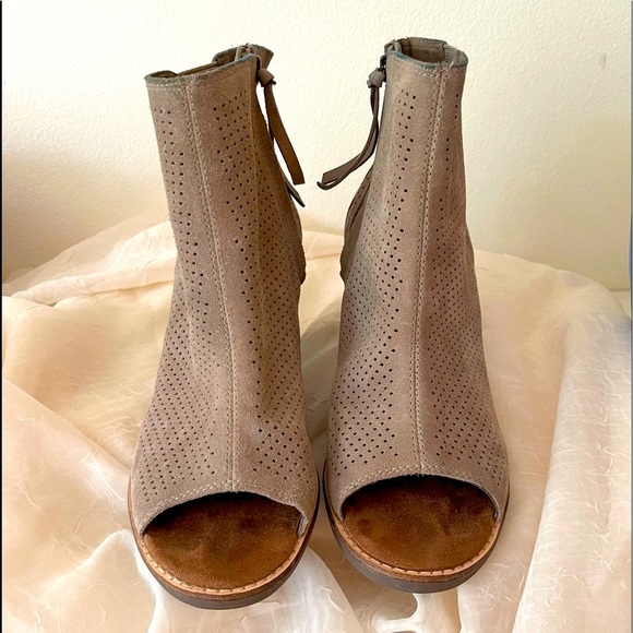 TOMS opened toed eyelet booties - Picture 2 of 4